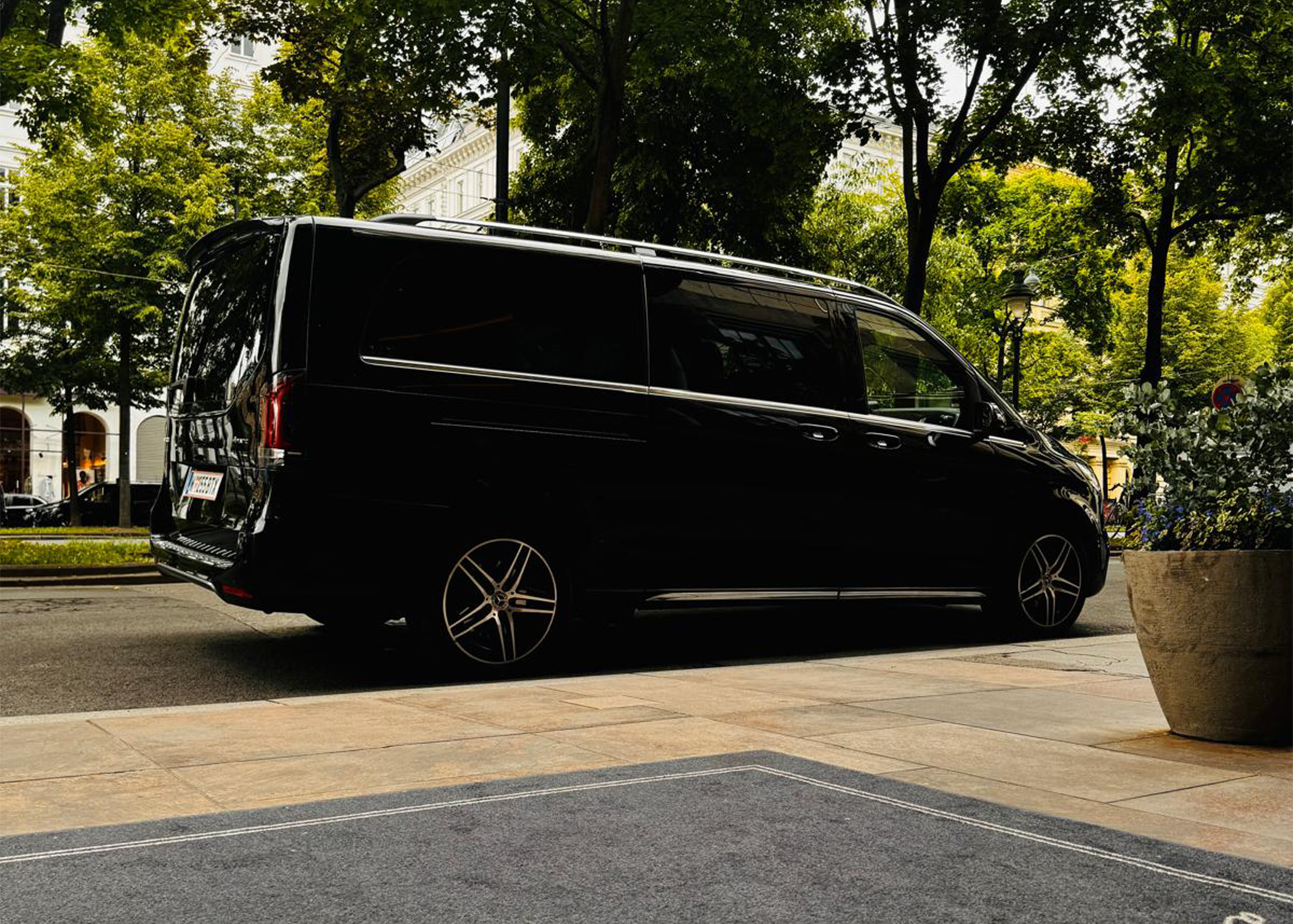 Mercedes V Klasse rear view spacious boot